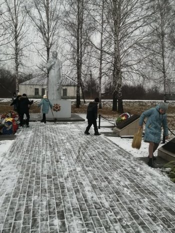 Волонтеры  убрали территорию возле памятника