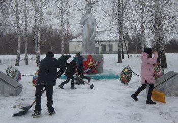 Благоустройство территории возле памятника