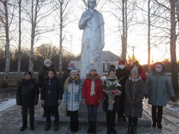 Возложение цветов к памятнику .