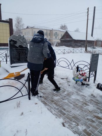 Волонтеры очистили снег возле памятника 